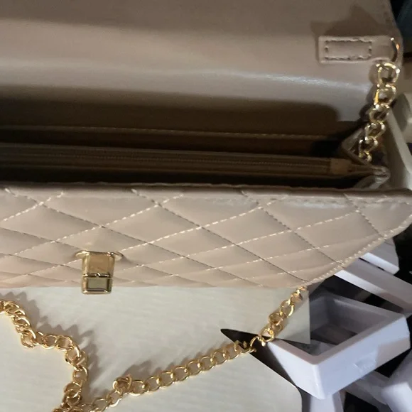 Badgley Mischka Quilted Taupe Crossbody Bag Gold Chain NWT Vegan Leather - Picture 7 of 12